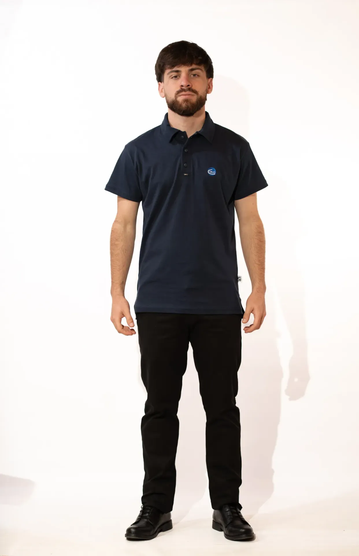 CHOMBA DE ALGODÓN PEINADO CON CUELLO TIPO CAMISA TITANIUM