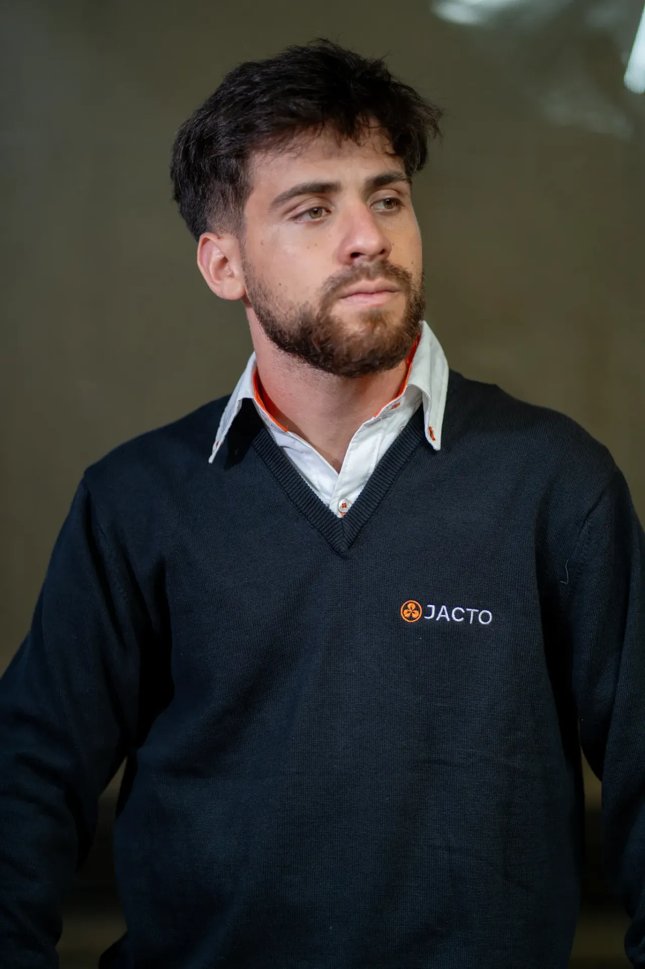 [T2.4] SWEATER DE HILO TEJIDO ESCOTE V