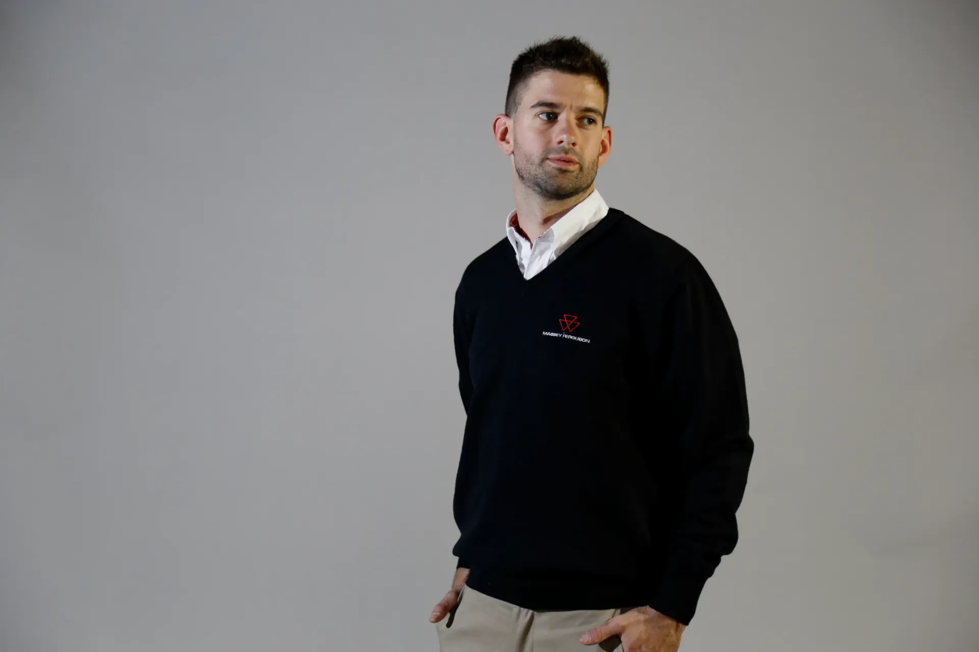 SWEATER DE HILO TEJIDO ESCOTE V